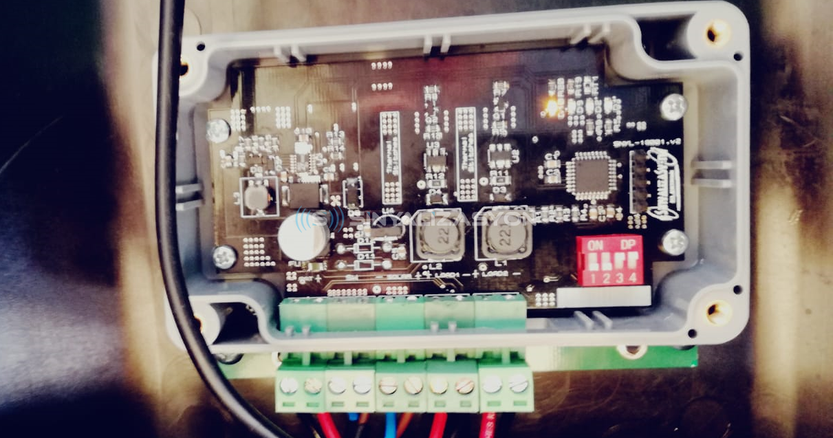 Nous produisons des clignotants solaires à batterie lithium-ion